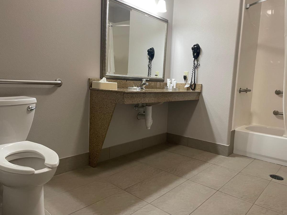 Hotel Country & By Radisson, College Station, Tx 3*