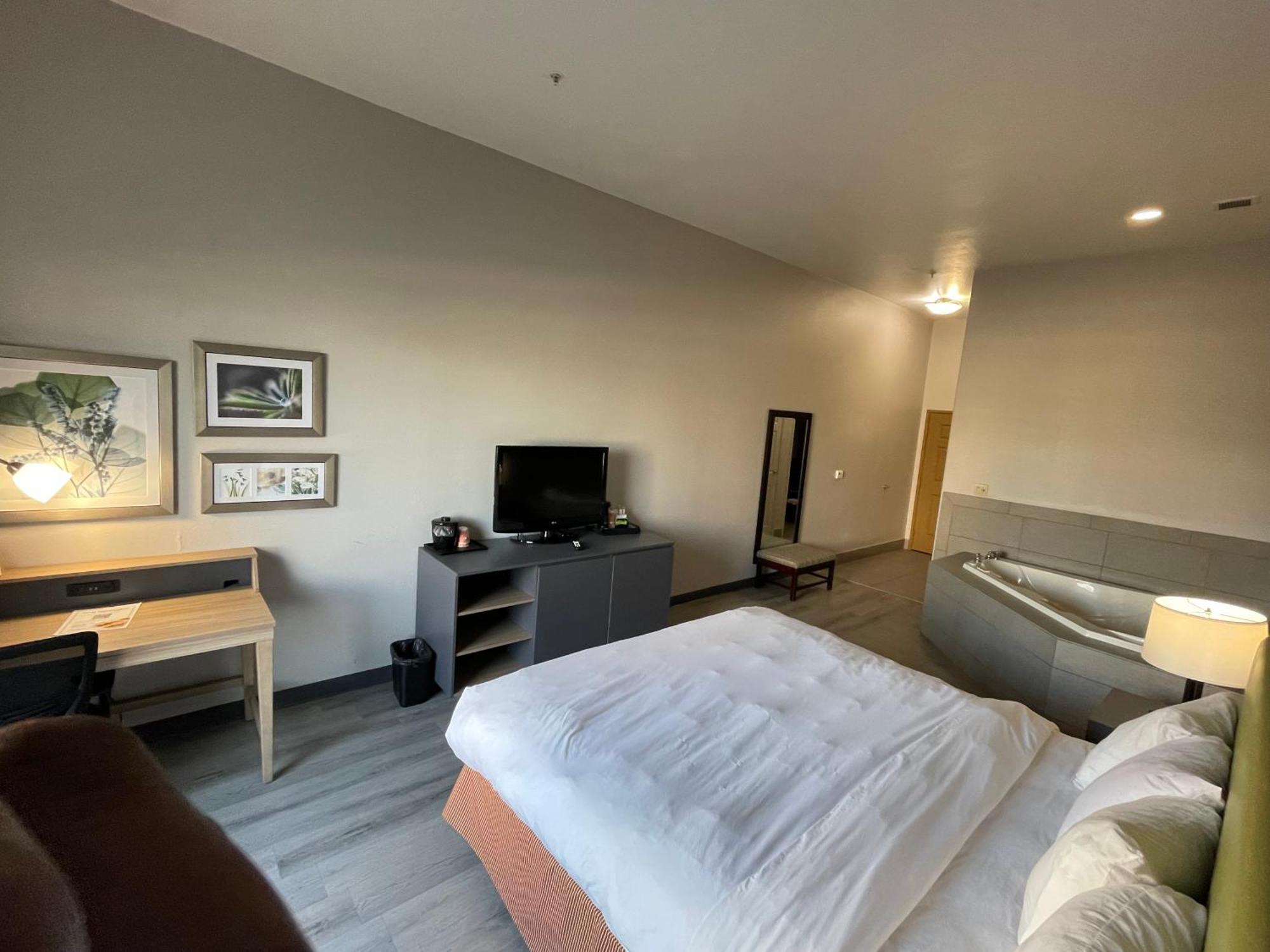 Hotel Country & By Radisson, College Station, Tx 3*